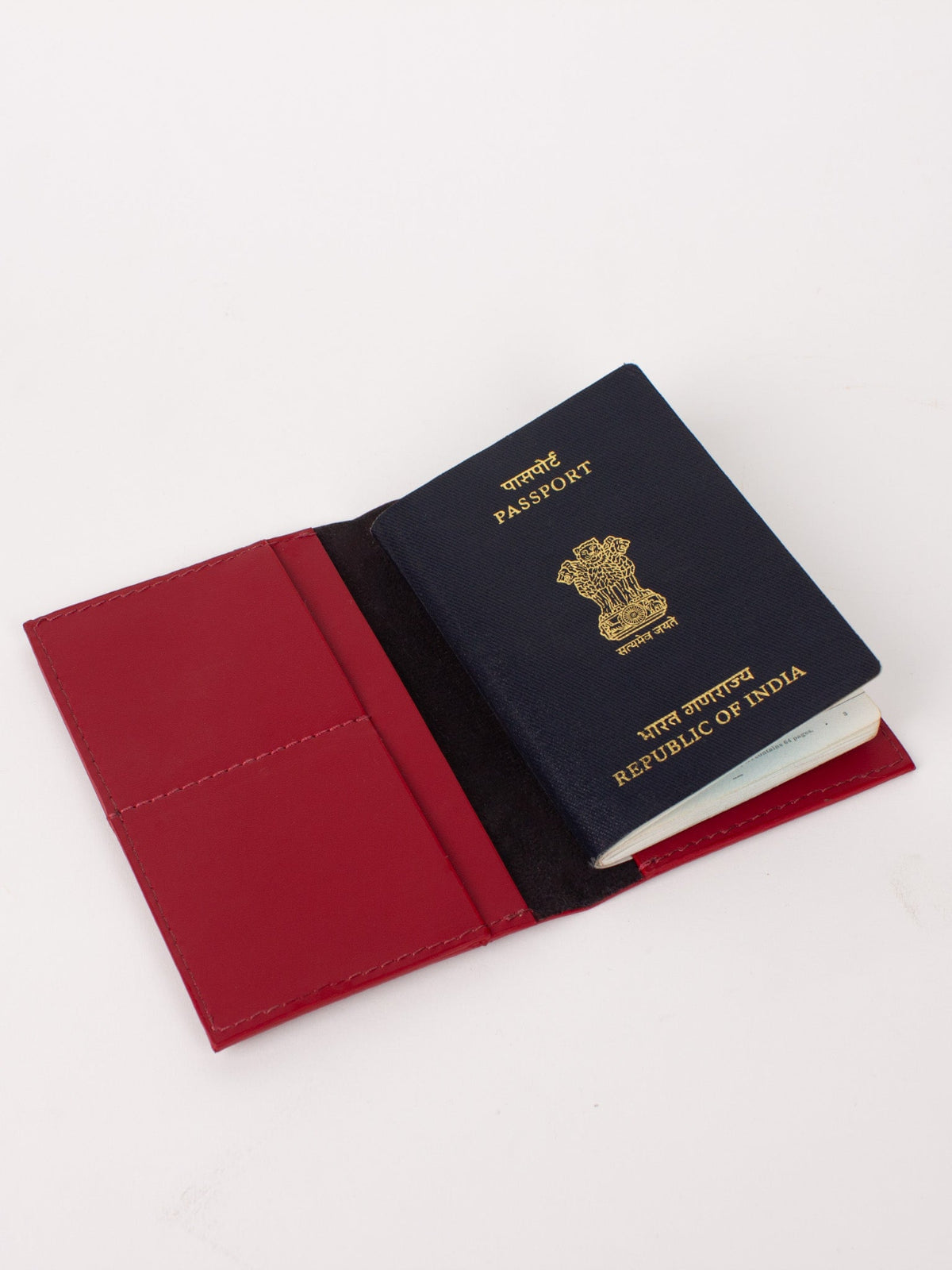 Voyager Passport Cover: Cherry